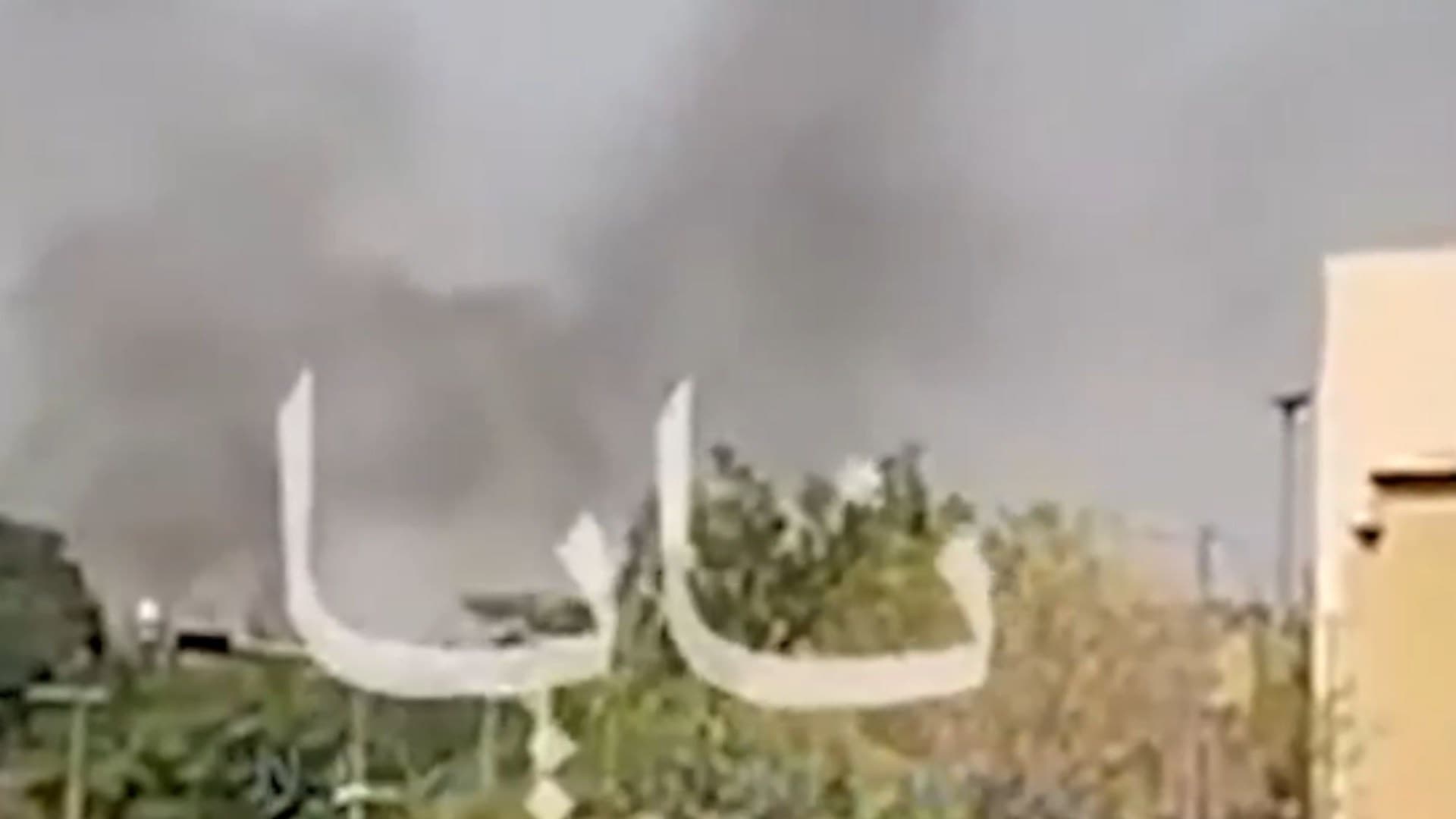 شورشگران حوثی دوباره به فرودگاه ریاض حمله کردند و ادعا کردند که این حمله مرگبار ۱۳ کشته بر جای گذاشته است در حالی که ترامپ می‌گوید ایالات متحده ممکن است به حملات عربستان ملحق شود.