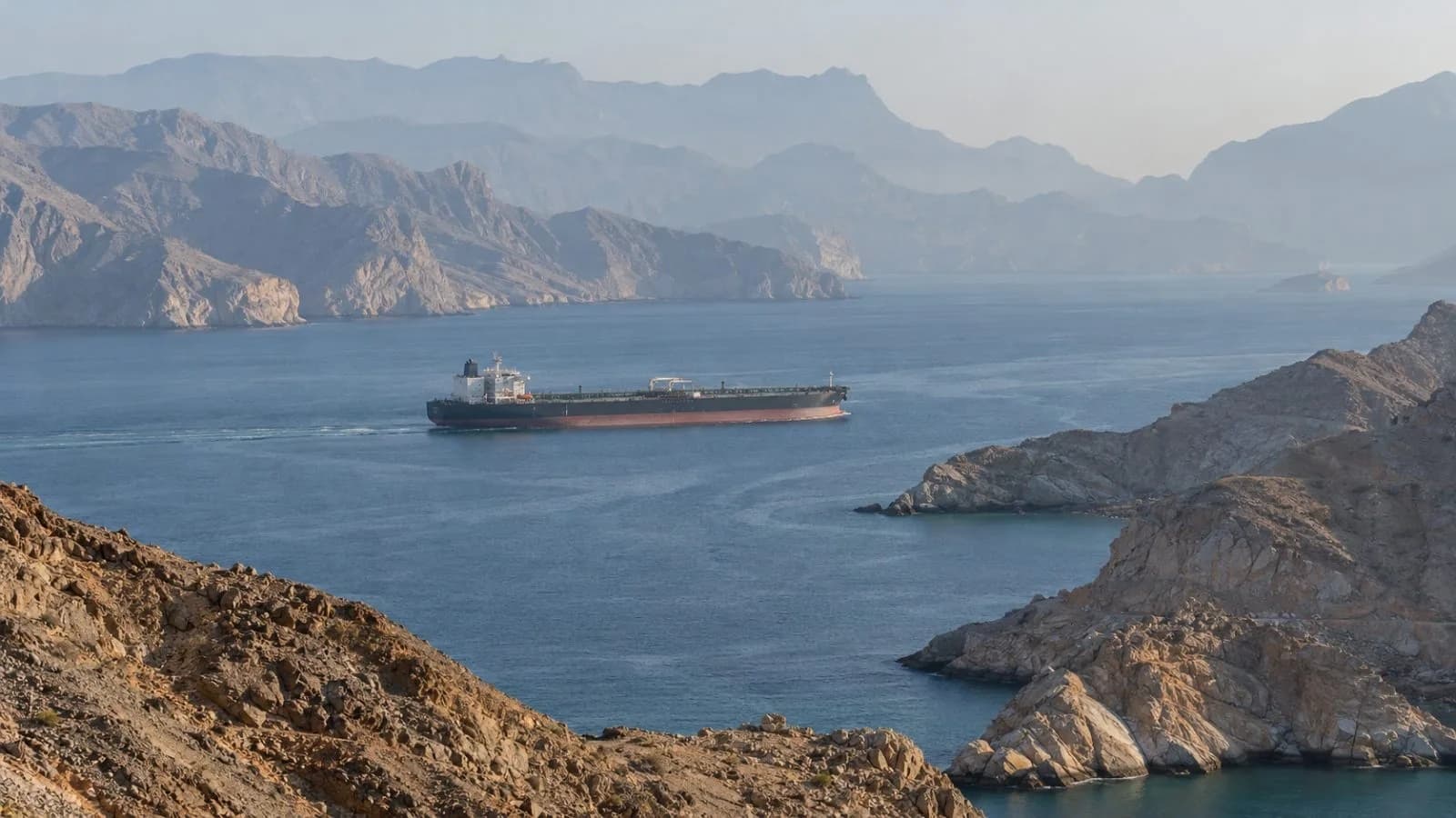 قیمت‌های اولیه WTI متفاوت است، با یکی پایین‌تر از ۹۷.۵۰ دلار و دیگران نزدیک به ۱۰۰ دلار.