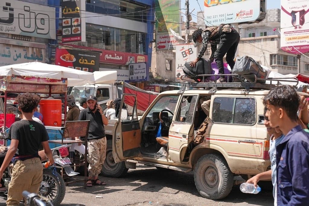 حداقل ۶ انفجار در نزدیکی کاخی که توسط دولت یمن در عدن استفاده می‌شود، شنیده شده است، به گفته شاهدان.