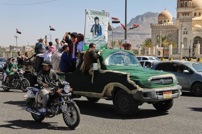 متمردان حوثی به یک اردوگاه نظامی دولتی در جنوب یمن حمله کردند و دست‌کم ۵۳ مبارز را کشتند.