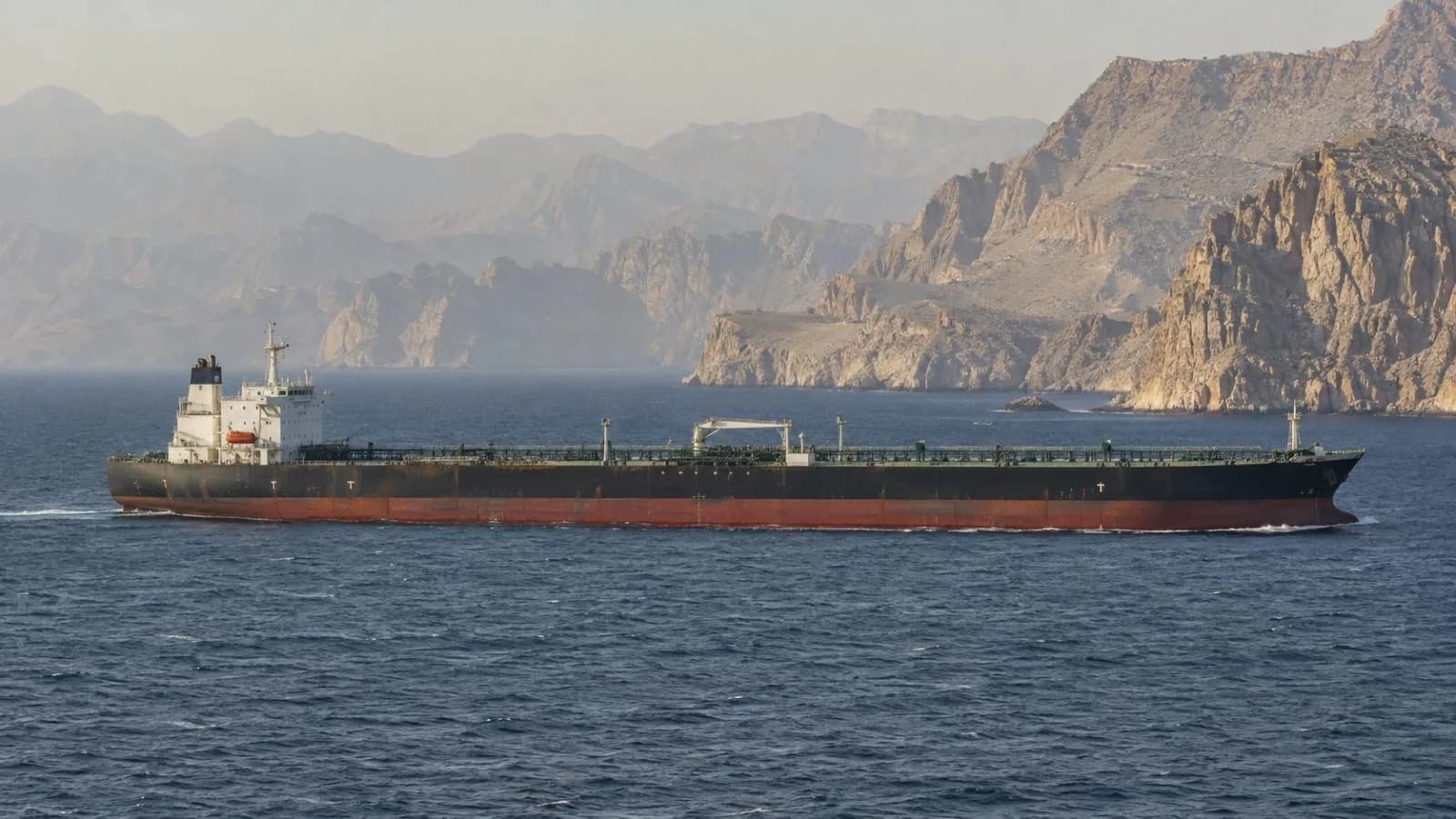 نفت پس از افزایش‌های اولیه به کاهش خود ادامه می‌دهد و قیمت‌های برنت و WTI به زیر تسویه‌های روز دوشنبه می‌رسد.